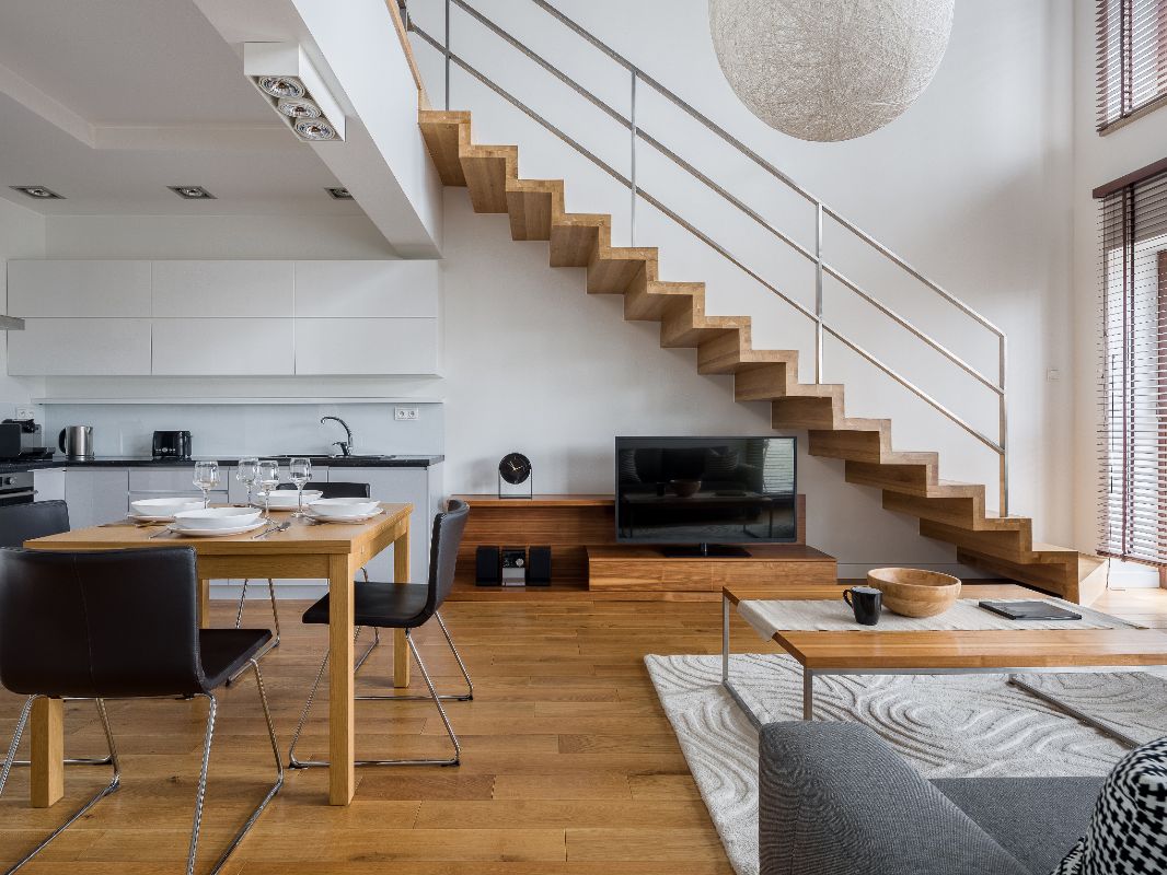 Escaleras modernas en interior de vivienda